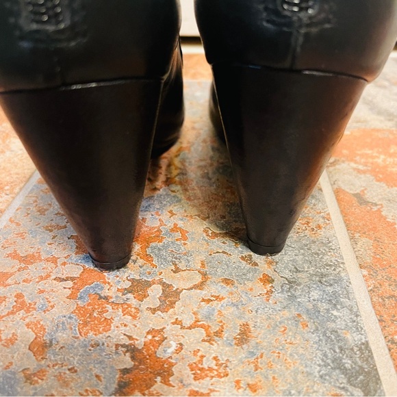 🎁Victorian Style Miz Mooz Leather Ankle Booties with Decorative Buttons! - Picture 13 of 16